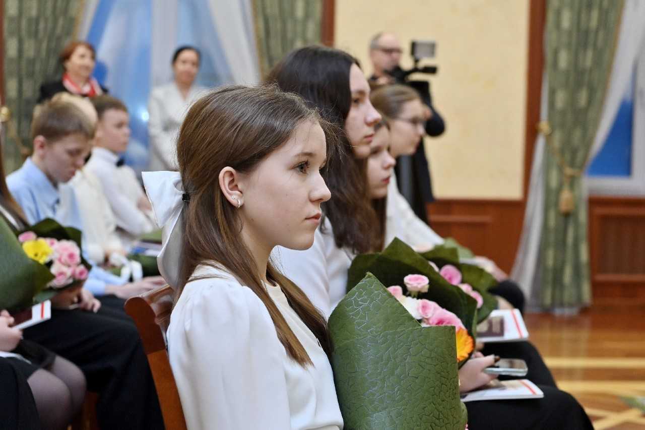 Председатель Правительства Коми Дмитрий Братыненко вручил паспорта школьникам Коми Председатель Правительства Коми Дмитрий Братыненко вручил паспорта школьникам Коми