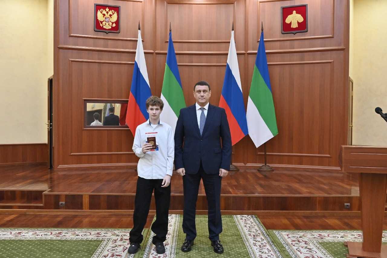 Председатель Правительства Коми Дмитрий Братыненко вручил паспорта школьникам Коми Председатель Правительства Коми Дмитрий Братыненко вручил паспорта школьникам Коми