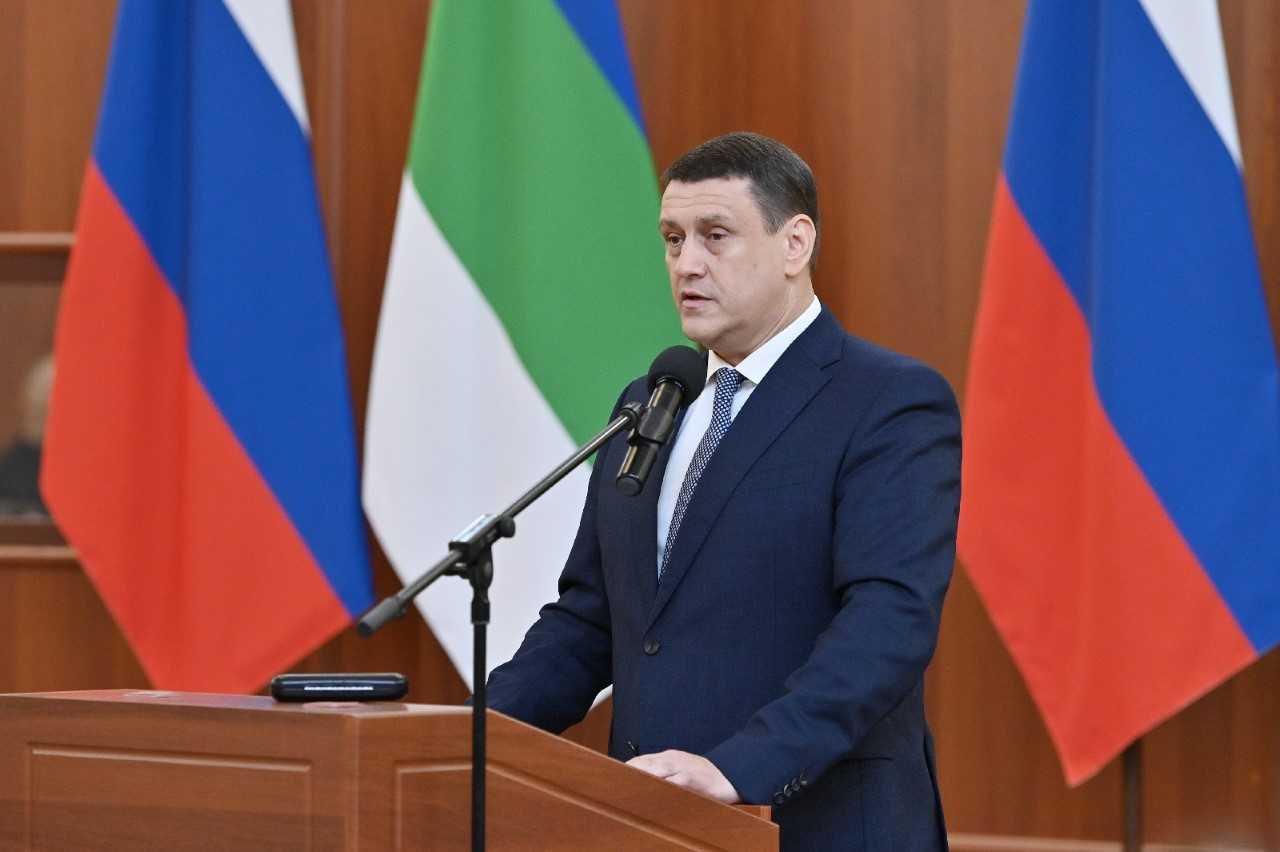 Председатель Правительства Коми Дмитрий Братыненко вручил паспорта школьникам Коми Председатель Правительства Коми Дмитрий Братыненко вручил паспорта школьникам Коми