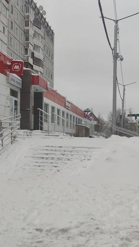 Максим Мартышин: Специалисты администрации продолжают ежедневно проверять объекты торговли - смотрят, как убирается снег у входов, на ступенях и пандусах