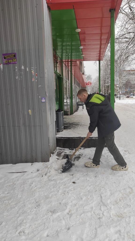 Максим Мартышин: Специалисты администрации продолжают ежедневно проверять объекты торговли - смотрят, как убирается снег у входов, на ступенях и пандусах Максим Мартышин: Специалисты администрации продолжают ежедневно проверять объекты торговли - смотрят, как убирается снег у входов, на ступенях и пандусах