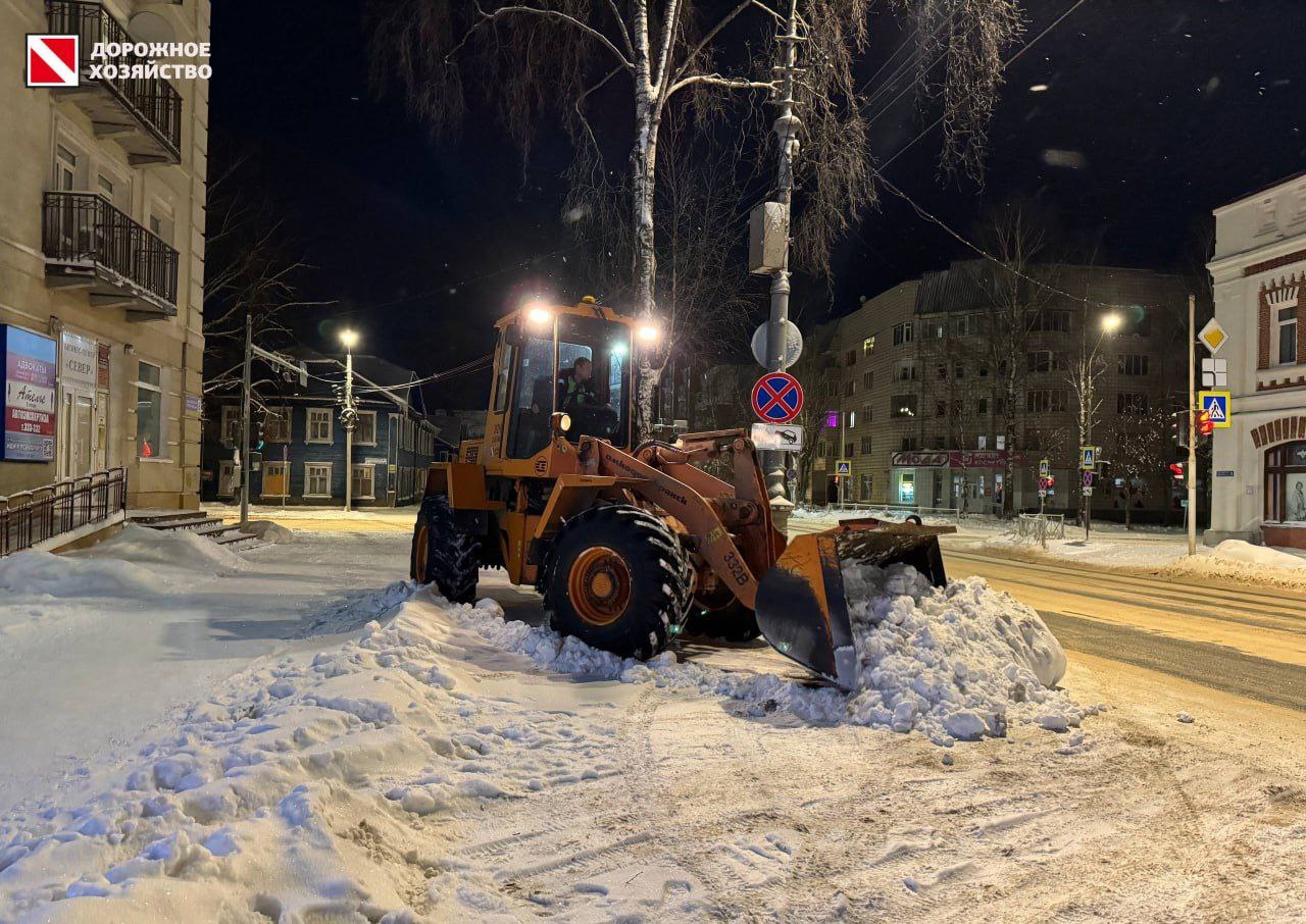 Максим Мартышин: Пока город спал, наши дорожные службы продолжали активную борьбу со снегом, чтобы к утру улицы Сыктывкара были чистыми и безопасными для вас