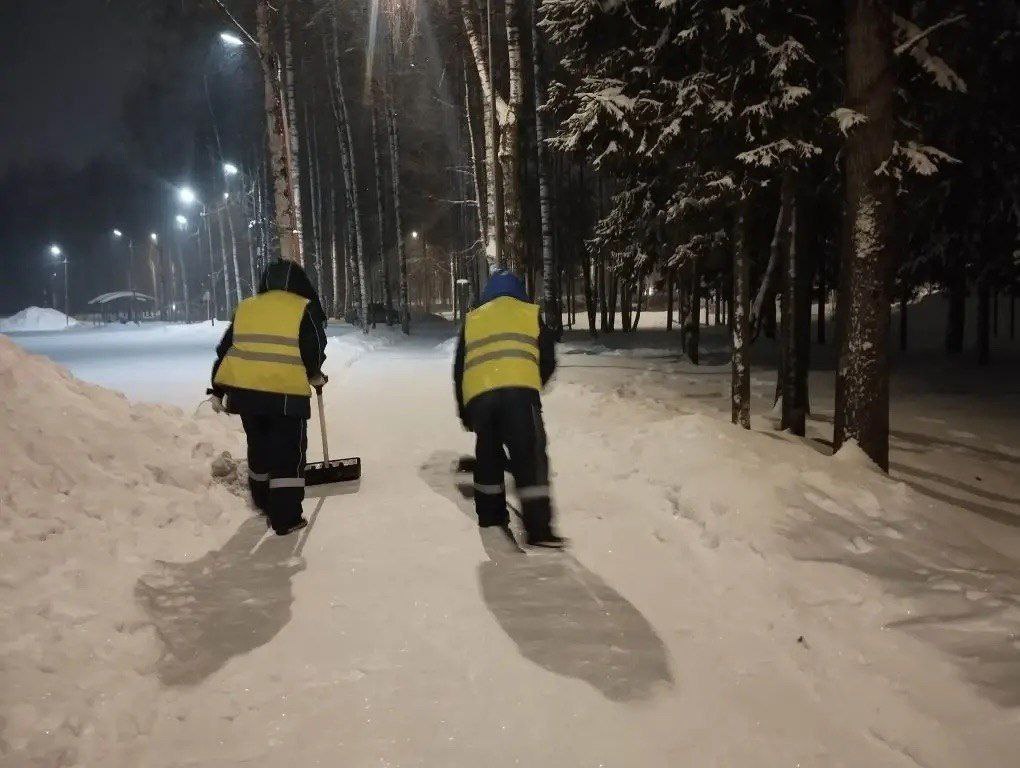 Максим Мартышин: Пока город спал, наши дорожные службы продолжали активную борьбу со снегом, чтобы к утру улицы Сыктывкара были чистыми и безопасными для вас Максим Мартышин: Пока город спал, наши дорожные службы продолжали активную борьбу со снегом, чтобы к утру улицы Сыктывкара были чистыми и безопасными для вас