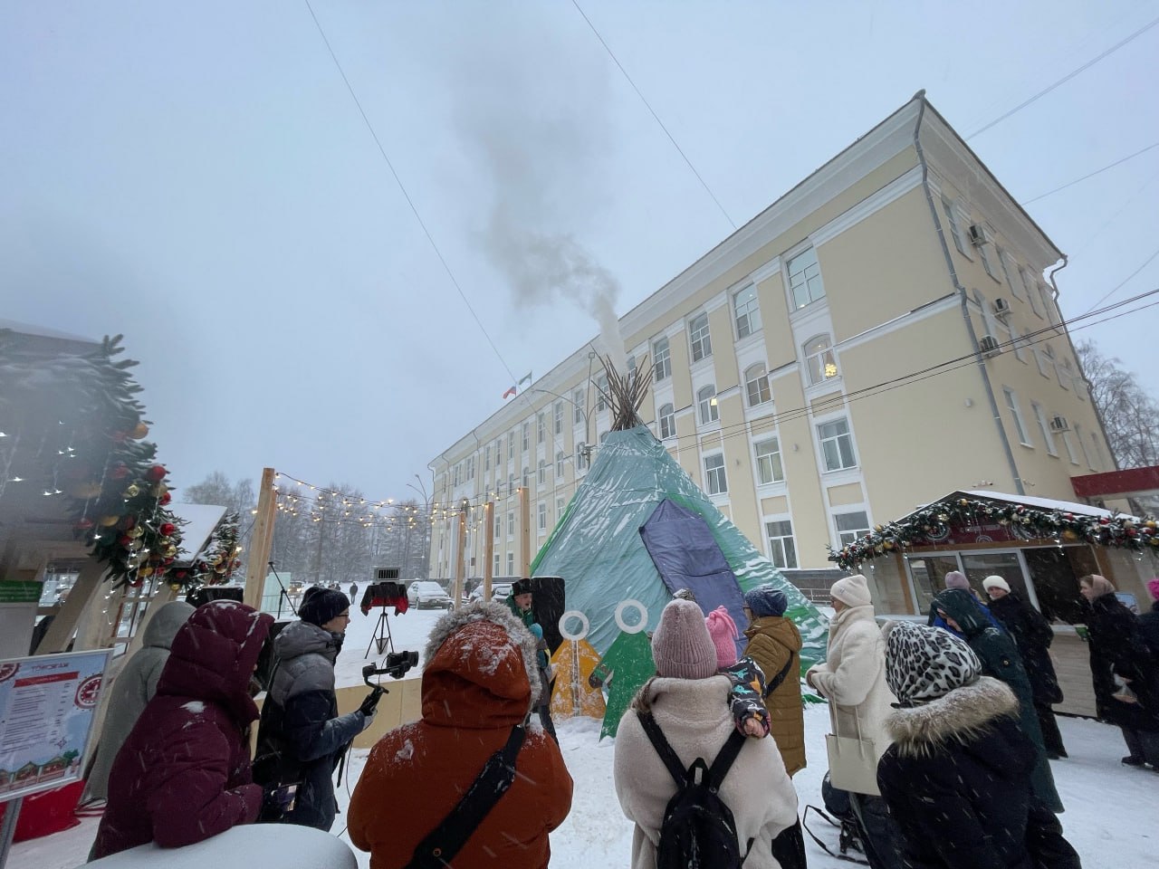 В Сыктывкаре на Стефановской площади стартовал зимний фестиваль «ТвсяГаж» В Сыктывкаре на Стефановской площади стартовал зимний фестиваль «ТвсяГаж»