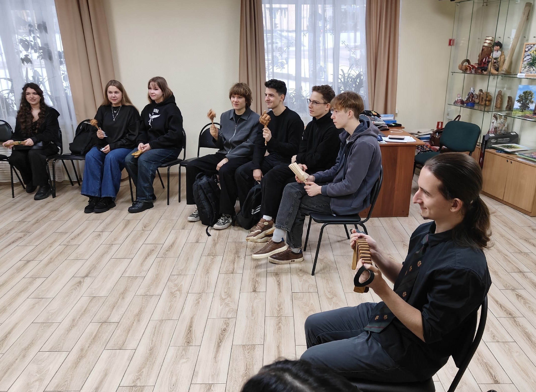 Ансамбль "Зарни туис" Центра коми культуры провёл познавательно-развлекательную программу "Звуки старины глубокой" для студентов Коми республиканской академии государственной службы и управления Ансамбль "Зарни туис" Центра коми культуры провёл познавательно-развлекательную программу "Звуки старины глубокой" для студентов Коми республиканской академии государственной службы и управления