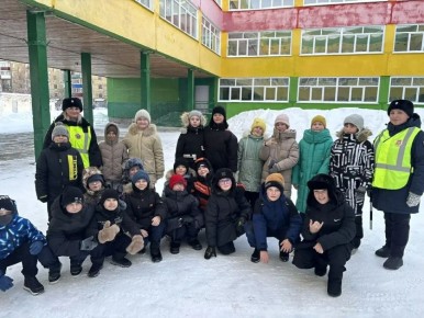 Сотрудники #Госавтоинспекции11 г. Сосногорска и ЮИДовцы провели пешую экскурсию «Мой безопасный путь»