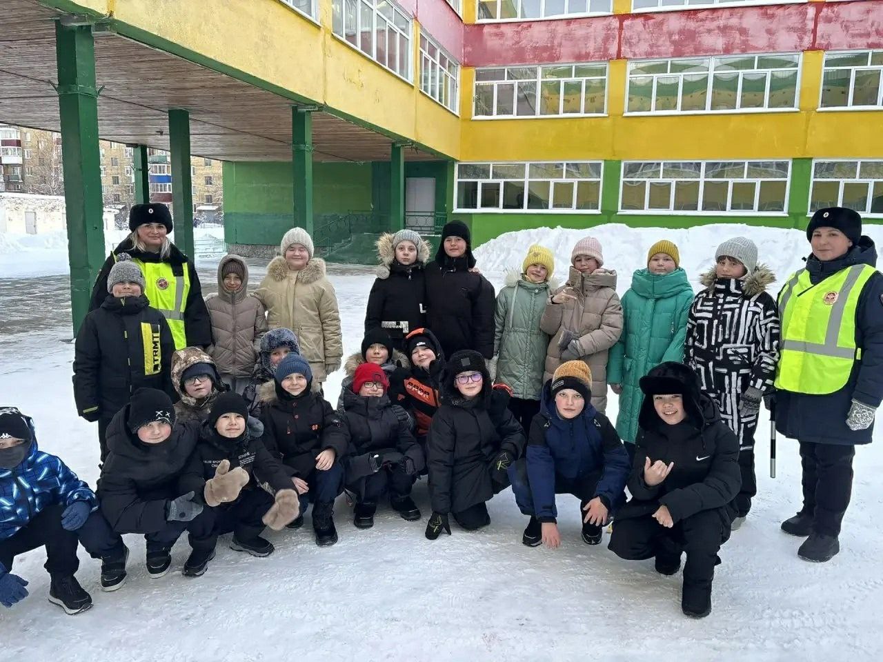 Сотрудники #Госавтоинспекции11 г. Сосногорска и ЮИДовцы провели пешую экскурсию «Мой безопасный путь»