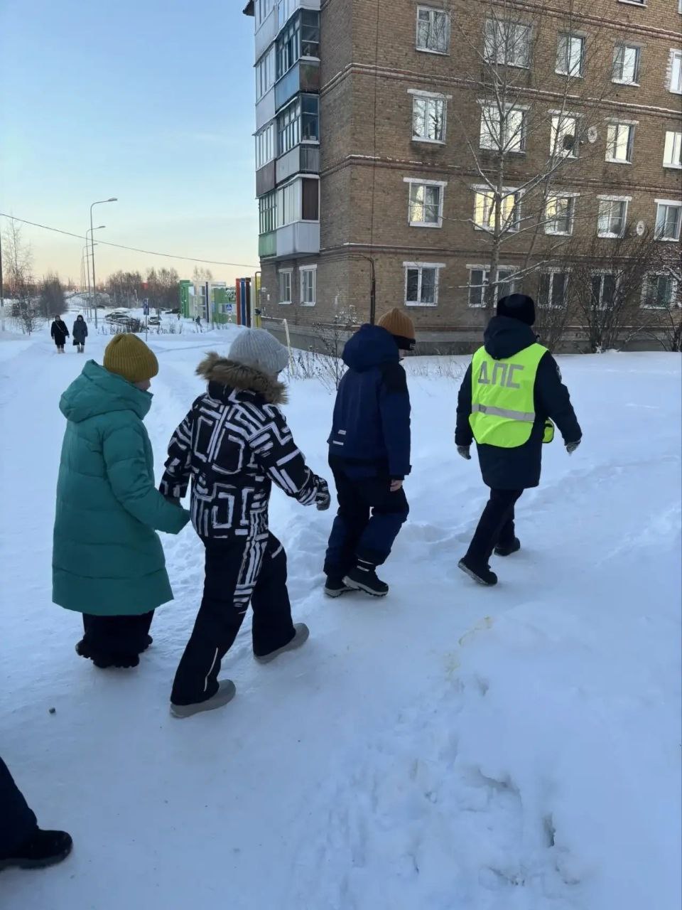 Сотрудники #Госавтоинспекции11 г. Сосногорска и ЮИДовцы провели пешую экскурсию «Мой безопасный путь» Сотрудники #Госавтоинспекции11 г. Сосногорска и ЮИДовцы провели пешую экскурсию «Мой безопасный путь»