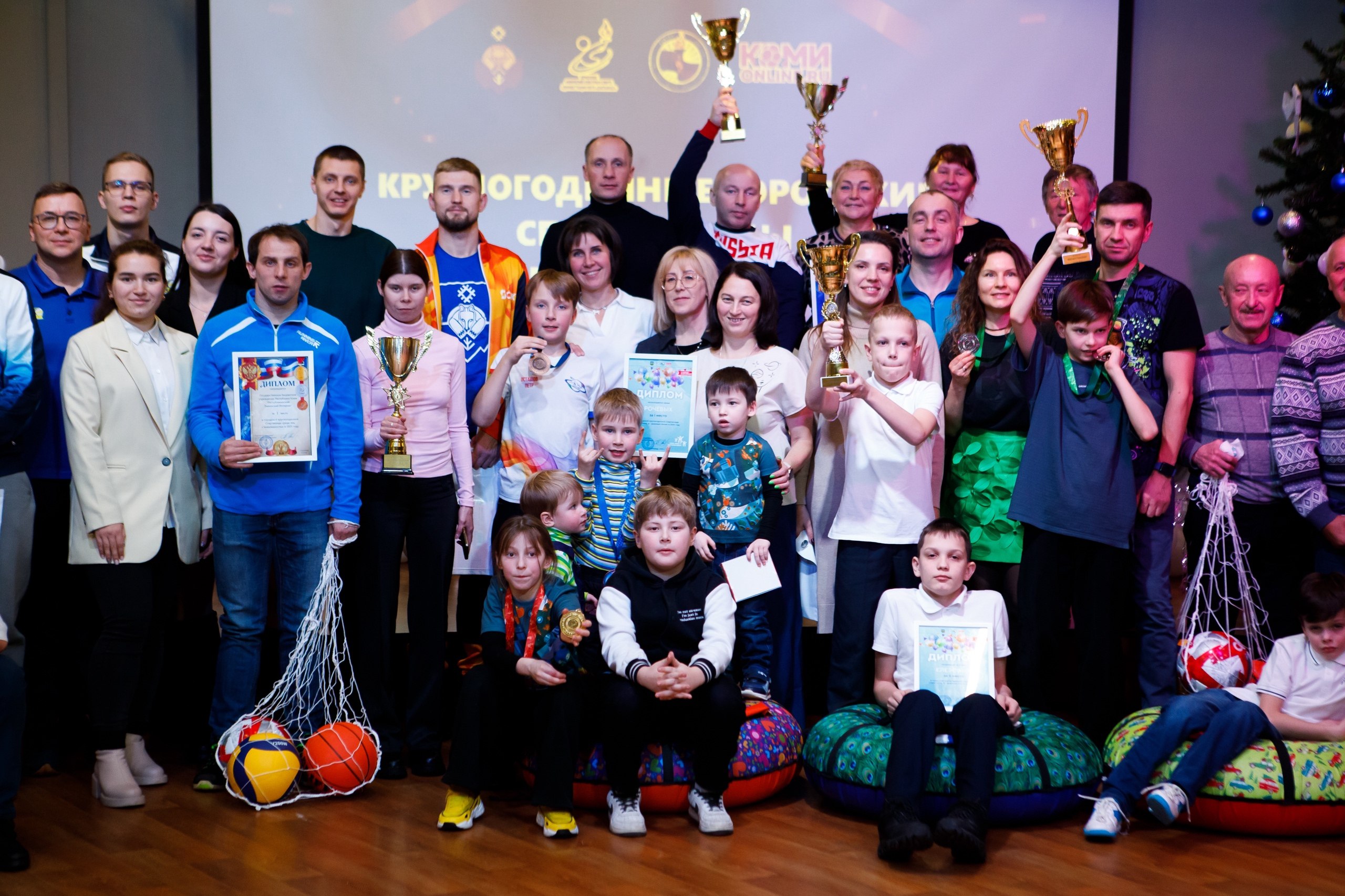 17 декабря в Доме развития культуры и искусства состоялось торжественное чествование победителей и призёров круглогодичных Спартакиад среди посёлков Сыктывкара, среди лиц с инвалидностью, среди семей столицы Коми, а также... 17 декабря в Доме развития культуры и искусства состоялось торжественное чествование победителей и призёров круглогодичных Спартакиад среди посёлков Сыктывкара, среди лиц с инвалидностью, среди семей столицы Коми, а также...