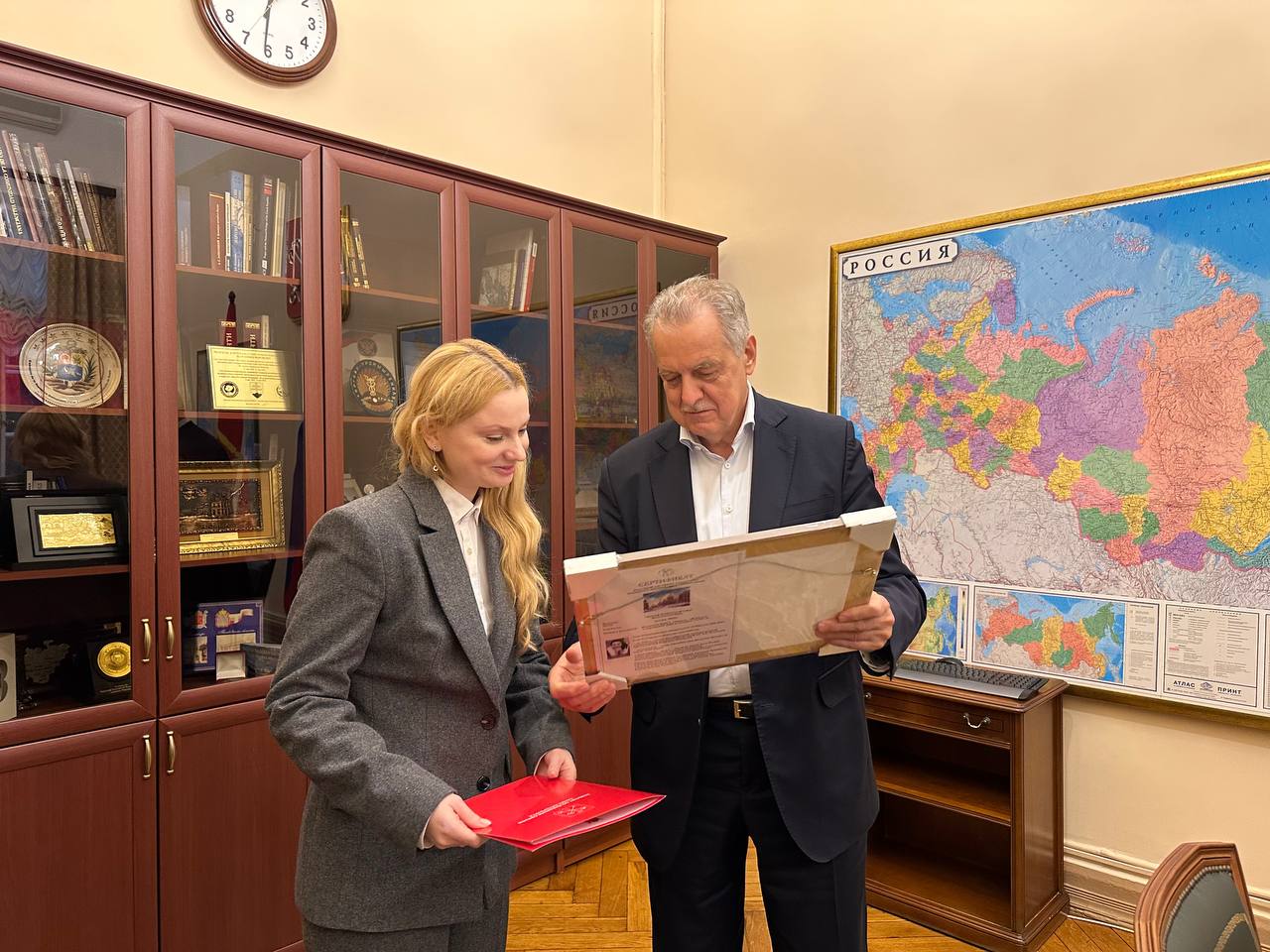 Член Правительства Санкт-Петербурга – председатель Комитета по внешним связям Санкт-Петербурга Евгений Григорьев провёл встречу с Представителем Коми в СЗФО Алисой Науменко Член Правительства Санкт-Петербурга – председатель Комитета по внешним связям Санкт-Петербурга Евгений Григорьев провёл встречу с Представителем Коми в СЗФО Алисой Науменко