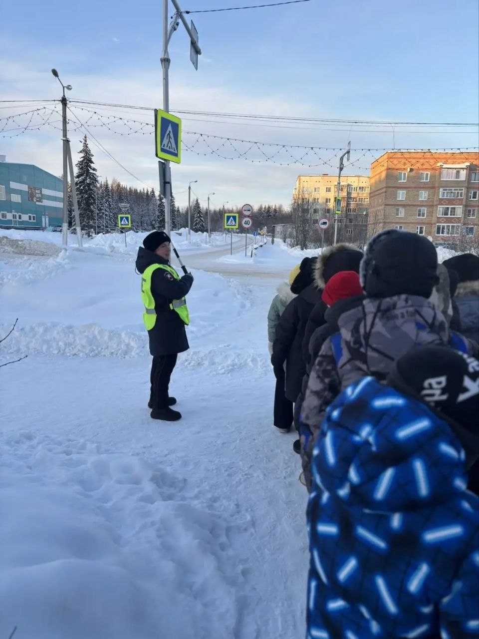 Сотрудники #Госавтоинспекции11 г. Сосногорска и ЮИДовцы провели пешую экскурсию «Мой безопасный путь» Сотрудники #Госавтоинспекции11 г. Сосногорска и ЮИДовцы провели пешую экскурсию «Мой безопасный путь»