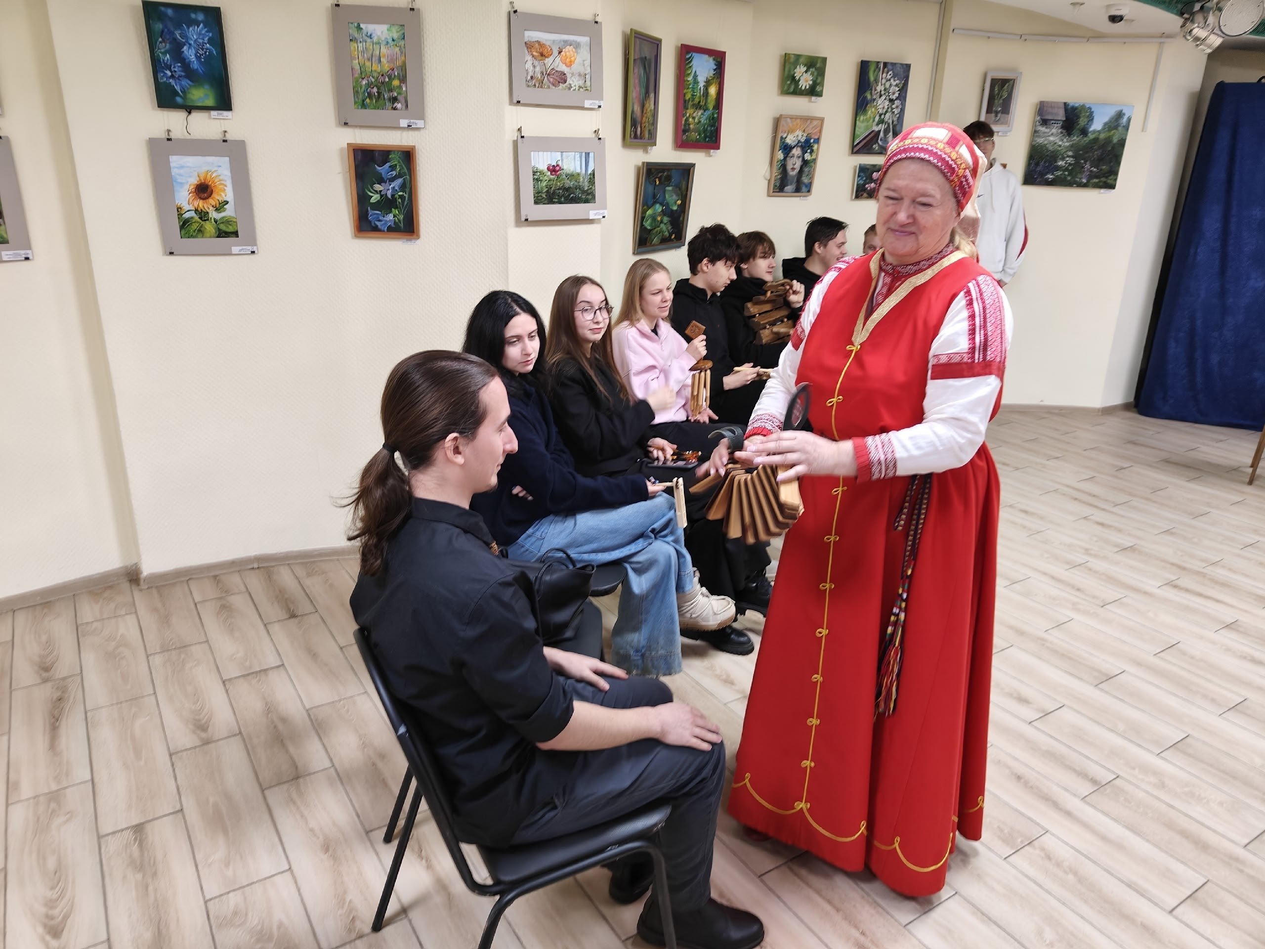 Ансамбль "Зарни туис" Центра коми культуры провёл познавательно-развлекательную программу "Звуки старины глубокой" для студентов Коми республиканской академии государственной службы и управления