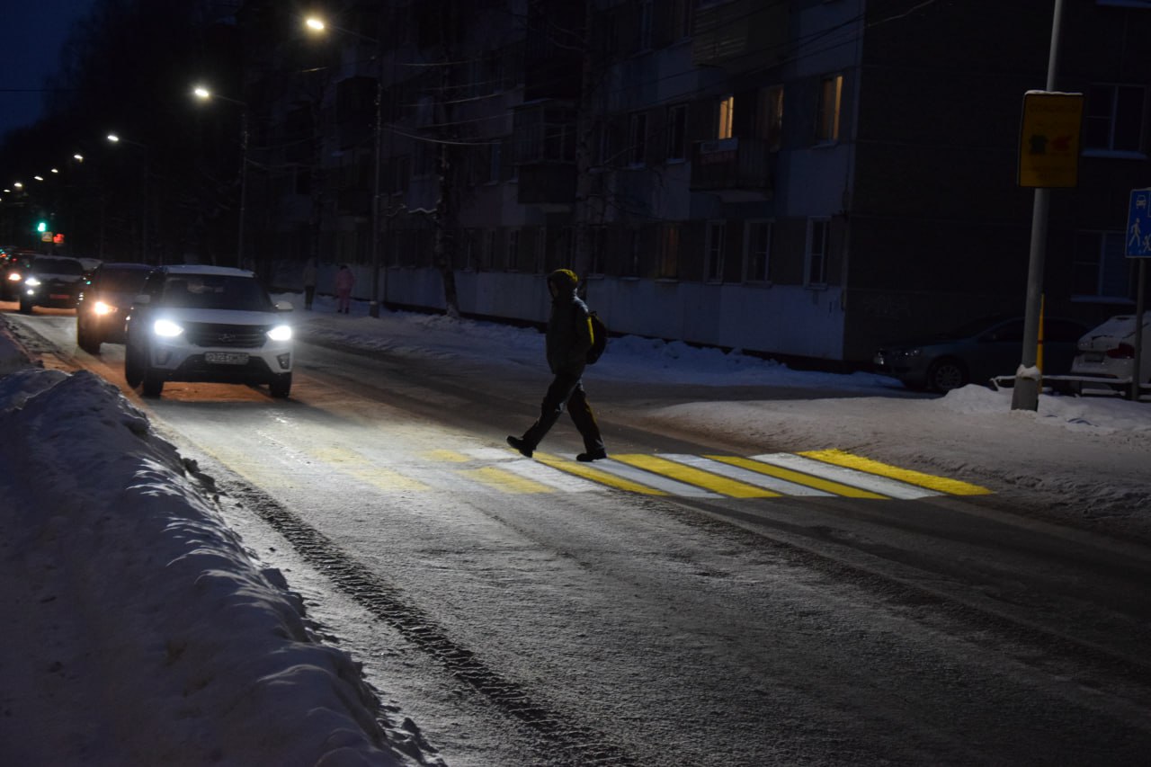 В Ухте установили первые 17 световых проекторов на пешеходных переходах