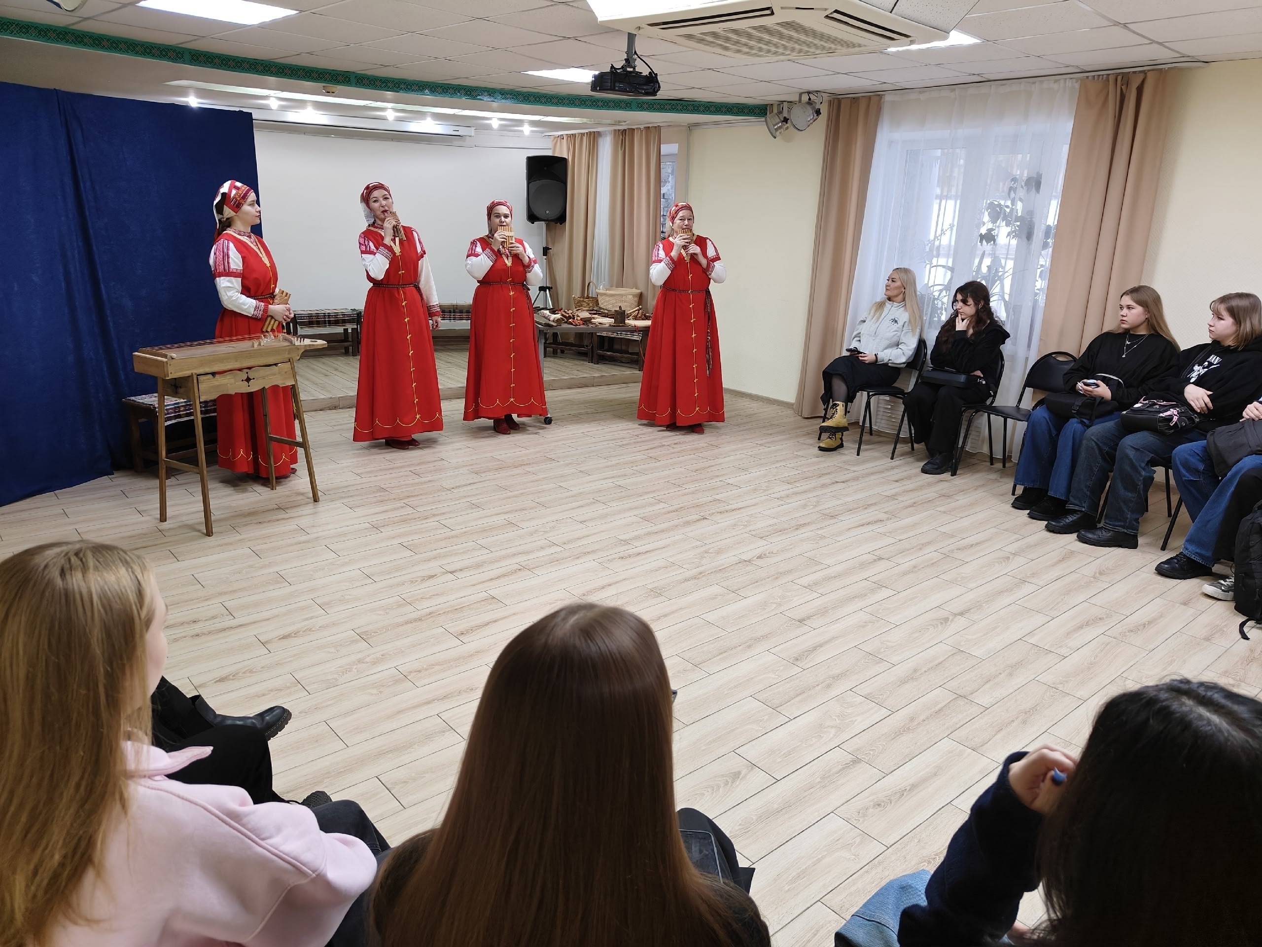 Ансамбль "Зарни туис" Центра коми культуры провёл познавательно-развлекательную программу "Звуки старины глубокой" для студентов Коми республиканской академии государственной службы и управления Ансамбль "Зарни туис" Центра коми культуры провёл познавательно-развлекательную программу "Звуки старины глубокой" для студентов Коми республиканской академии государственной службы и управления