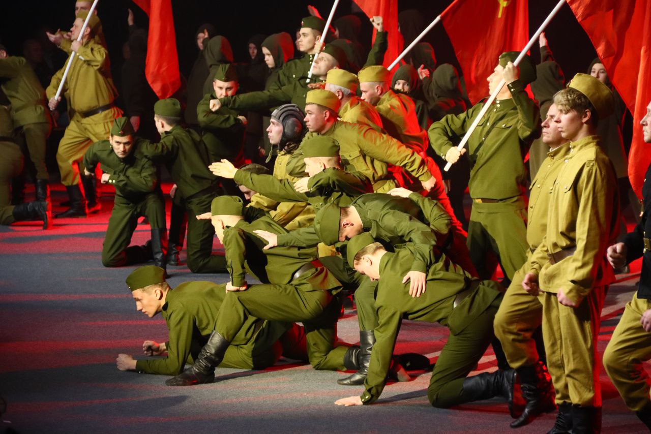 Максим Мартышин: В Сыктывкаре прошло торжественное закрытие Года 80-летия Победы, Года защитников Отечества и Года Героев Республики Коми - для нашего города это был по-настоящему особенный, душевный и очень честный год Максим Мартышин: В Сыктывкаре прошло торжественное закрытие Года 80-летия Победы, Года защитников Отечества и Года Героев Республики Коми - для нашего города это был по-настоящему особенный, душевный и очень честный год