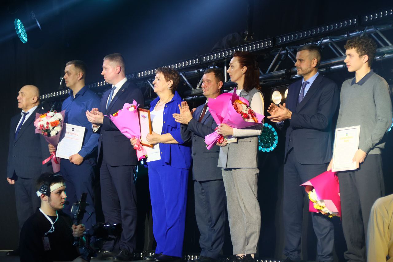 Максим Мартышин: В Сыктывкаре прошло торжественное закрытие Года 80-летия Победы, Года защитников Отечества и Года Героев Республики Коми - для нашего города это был по-настоящему особенный, душевный и очень честный год Максим Мартышин: В Сыктывкаре прошло торжественное закрытие Года 80-летия Победы, Года защитников Отечества и Года Героев Республики Коми - для нашего города это был по-настоящему особенный, душевный и очень честный год