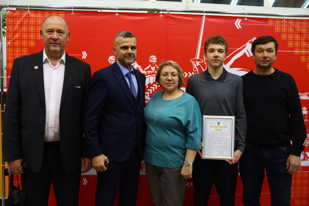 Максим Мартышин: В Сыктывкаре прошло торжественное закрытие Года 80-летия Победы, Года защитников Отечества и Года Героев Республики Коми - для нашего города это был по-настоящему особенный, душевный и очень честный год Максим Мартышин: В Сыктывкаре прошло торжественное закрытие Года 80-летия Победы, Года защитников Отечества и Года Героев Республики Коми - для нашего города это был по-настоящему особенный, душевный и очень честный год