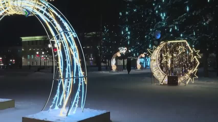 Столица Коми в этом году удивляет своими масштабными новогодними украшениями