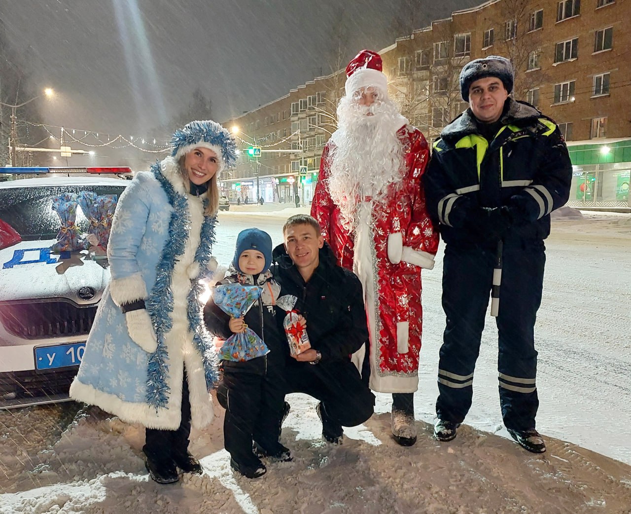 Жителей Сыктывкара поздравил Полицейский Дед Мороз Жителей Сыктывкара поздравил Полицейский Дед Мороз
