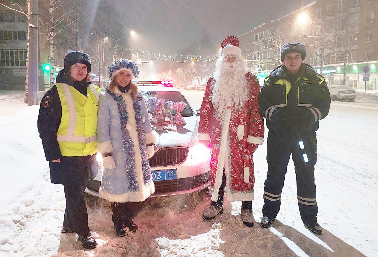 Жителей Сыктывкара поздравил Полицейский Дед Мороз