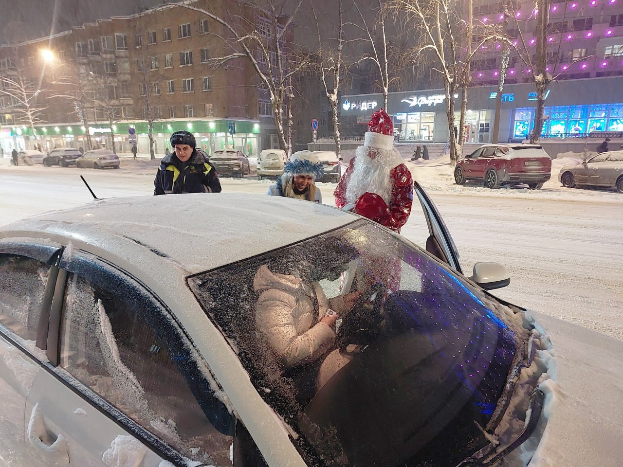 Жителей Сыктывкара поздравил Полицейский Дед Мороз Жителей Сыктывкара поздравил Полицейский Дед Мороз