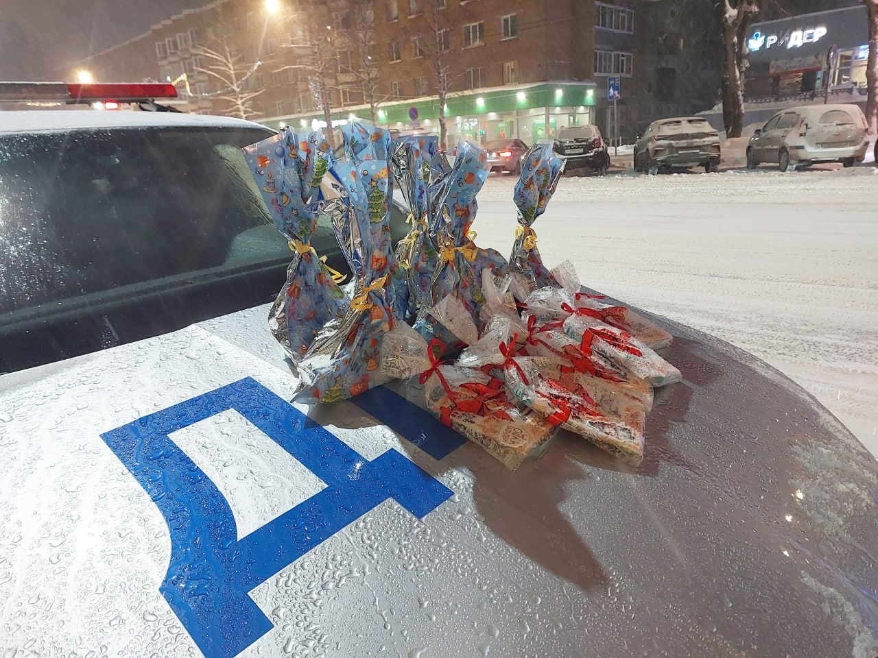 Жителей Сыктывкара поздравил Полицейский Дед Мороз Жителей Сыктывкара поздравил Полицейский Дед Мороз