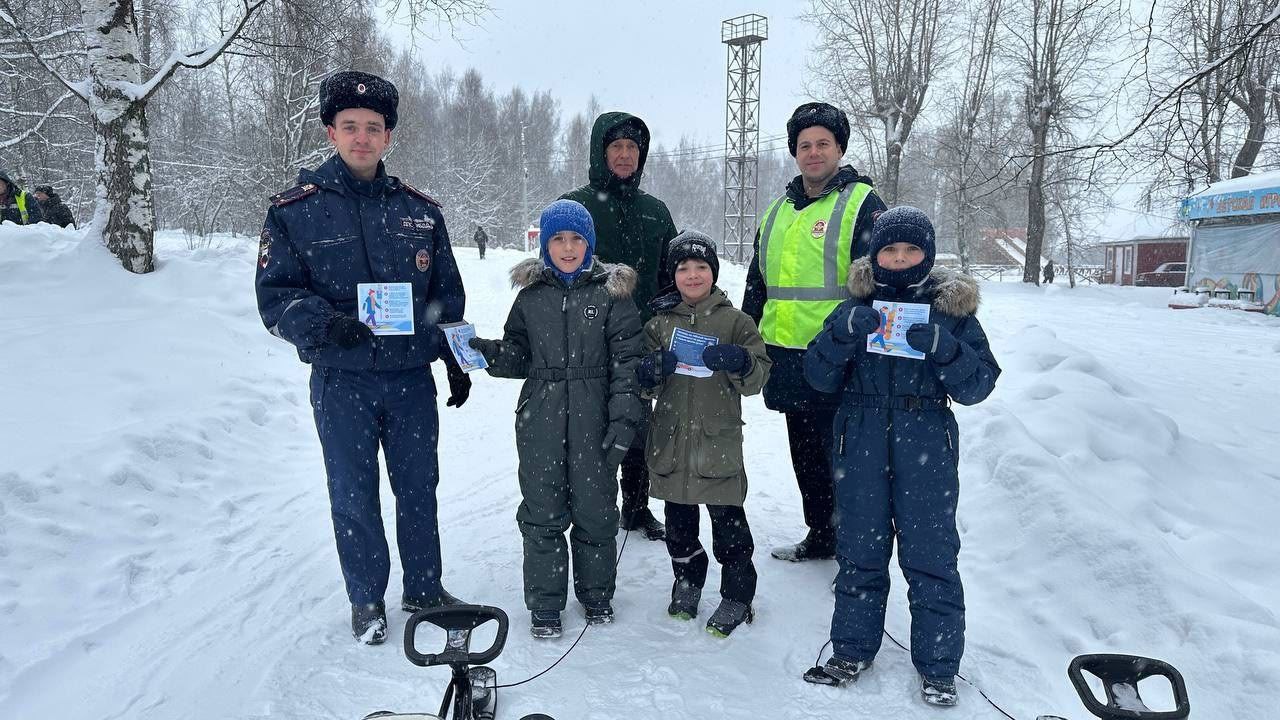 #Госавтоинспекция11 г.Сыктывкара предупреждает: зимние забавы детей могут быть опасны