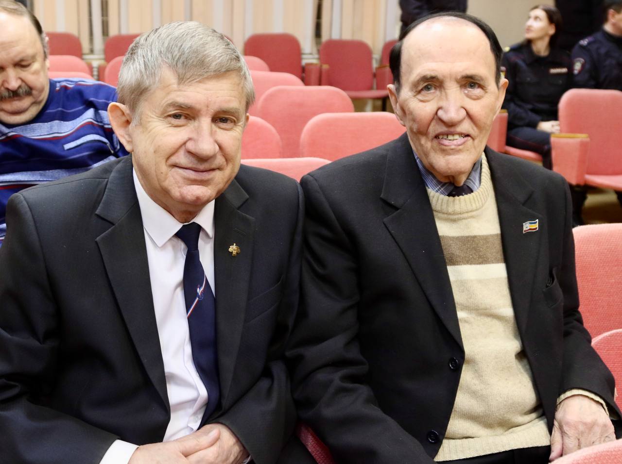 Андрей Сицский наградил создателей гимна ветеранов МВД по Республике Коми Андрей Сицский наградил создателей гимна ветеранов МВД по Республике Коми