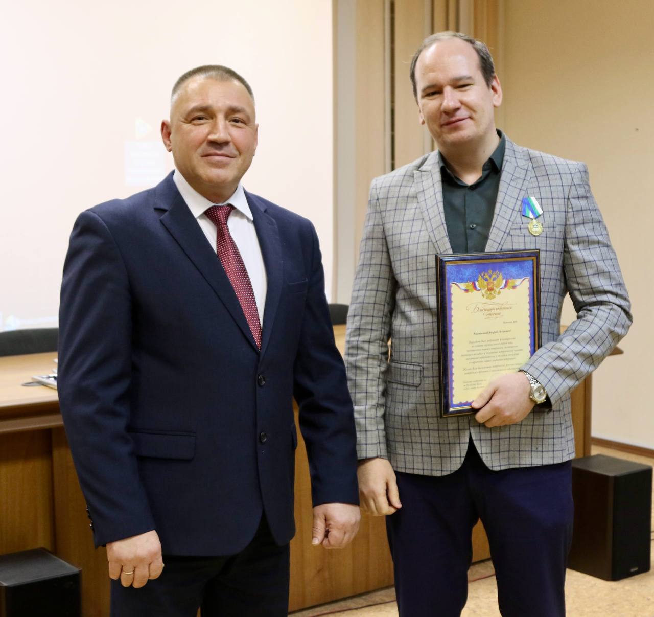 Андрей Сицский наградил создателей гимна ветеранов МВД по Республике Коми Андрей Сицский наградил создателей гимна ветеранов МВД по Республике Коми