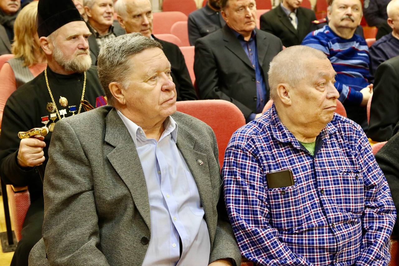 Андрей Сицский наградил создателей гимна ветеранов МВД по Республике Коми Андрей Сицский наградил создателей гимна ветеранов МВД по Республике Коми