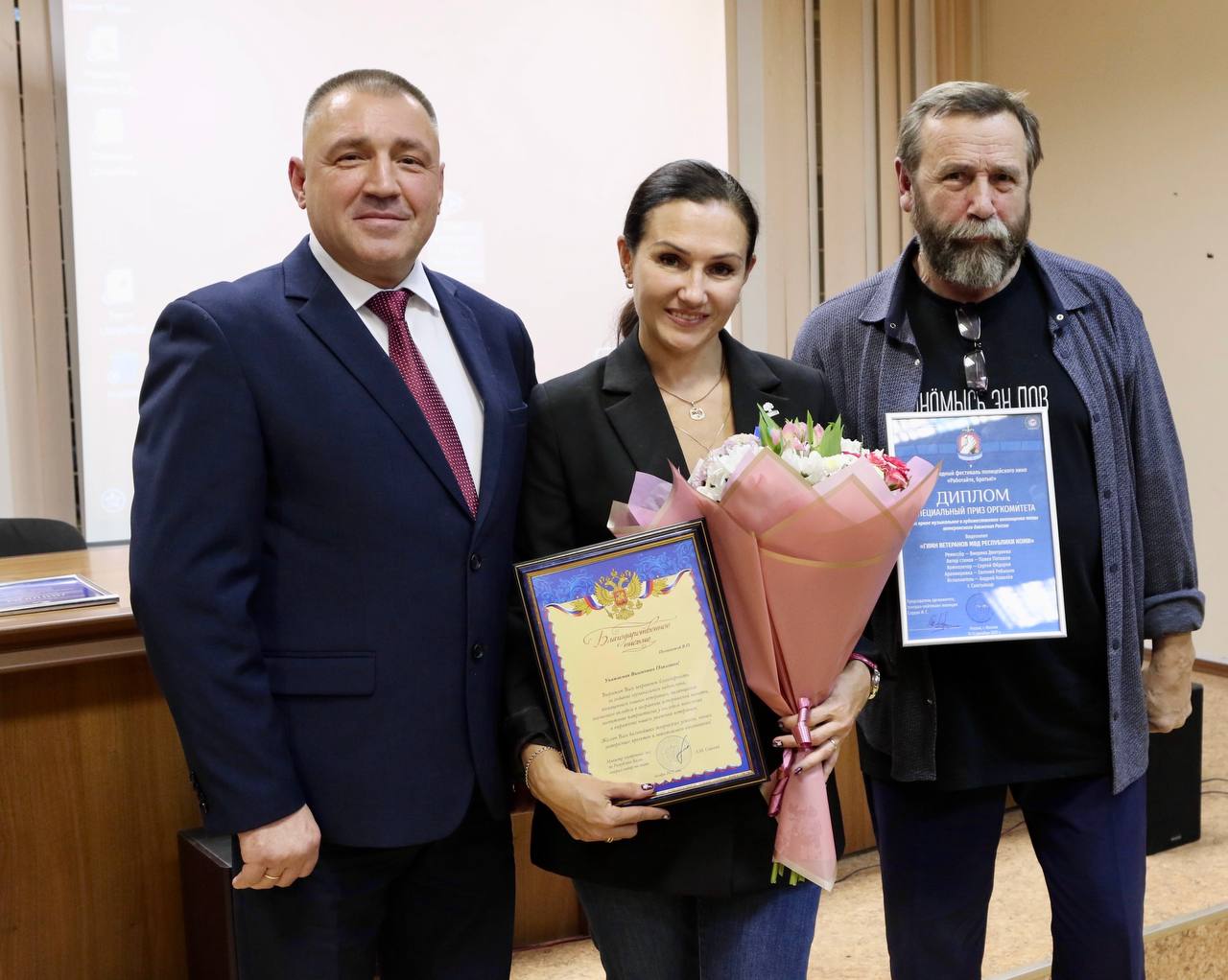 Андрей Сицский наградил создателей гимна ветеранов МВД по Республике Коми