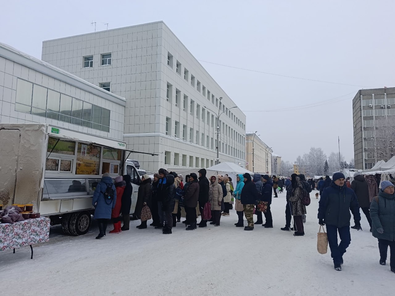 Сегодня до 16:00 в Сыктывкаре ещё можно успеть посетить новогоднюю ярмарку Сегодня до 16:00 в Сыктывкаре ещё можно успеть посетить новогоднюю ярмарку