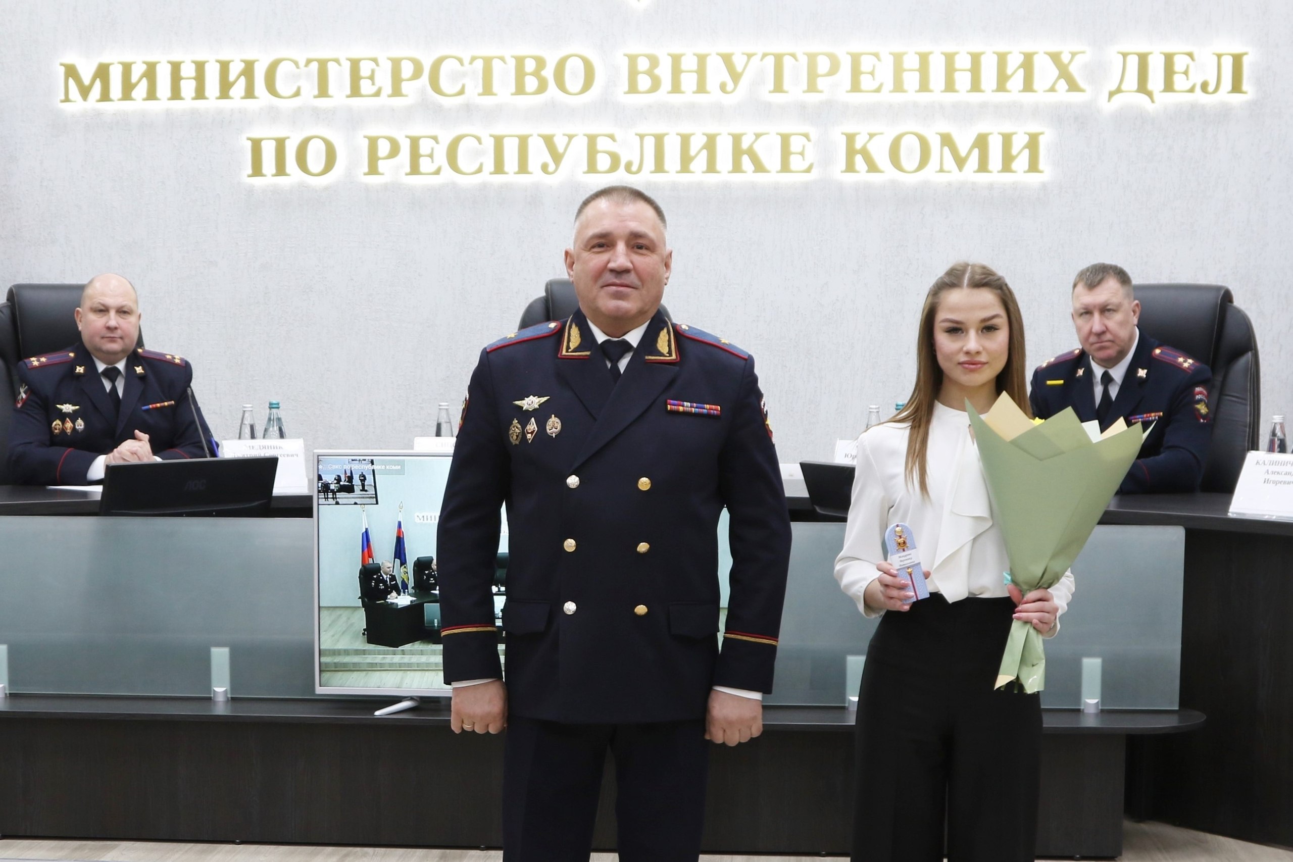 Министр внутренних дел по Республике Коми Андрей Сицский вручил новые погоны личному составу Министр внутренних дел по Республике Коми Андрей Сицский вручил новые погоны личному составу