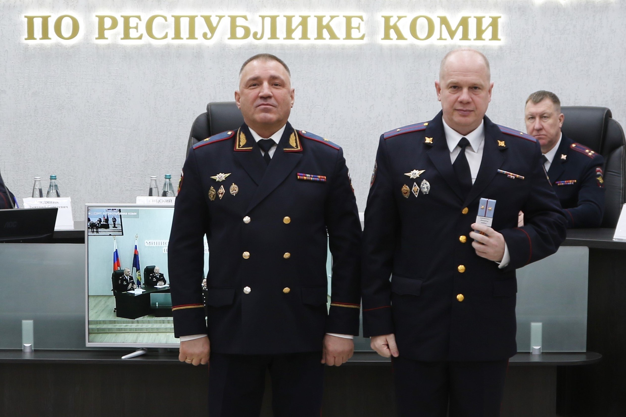 Министр внутренних дел по Республике Коми Андрей Сицский вручил новые погоны личному составу Министр внутренних дел по Республике Коми Андрей Сицский вручил новые погоны личному составу