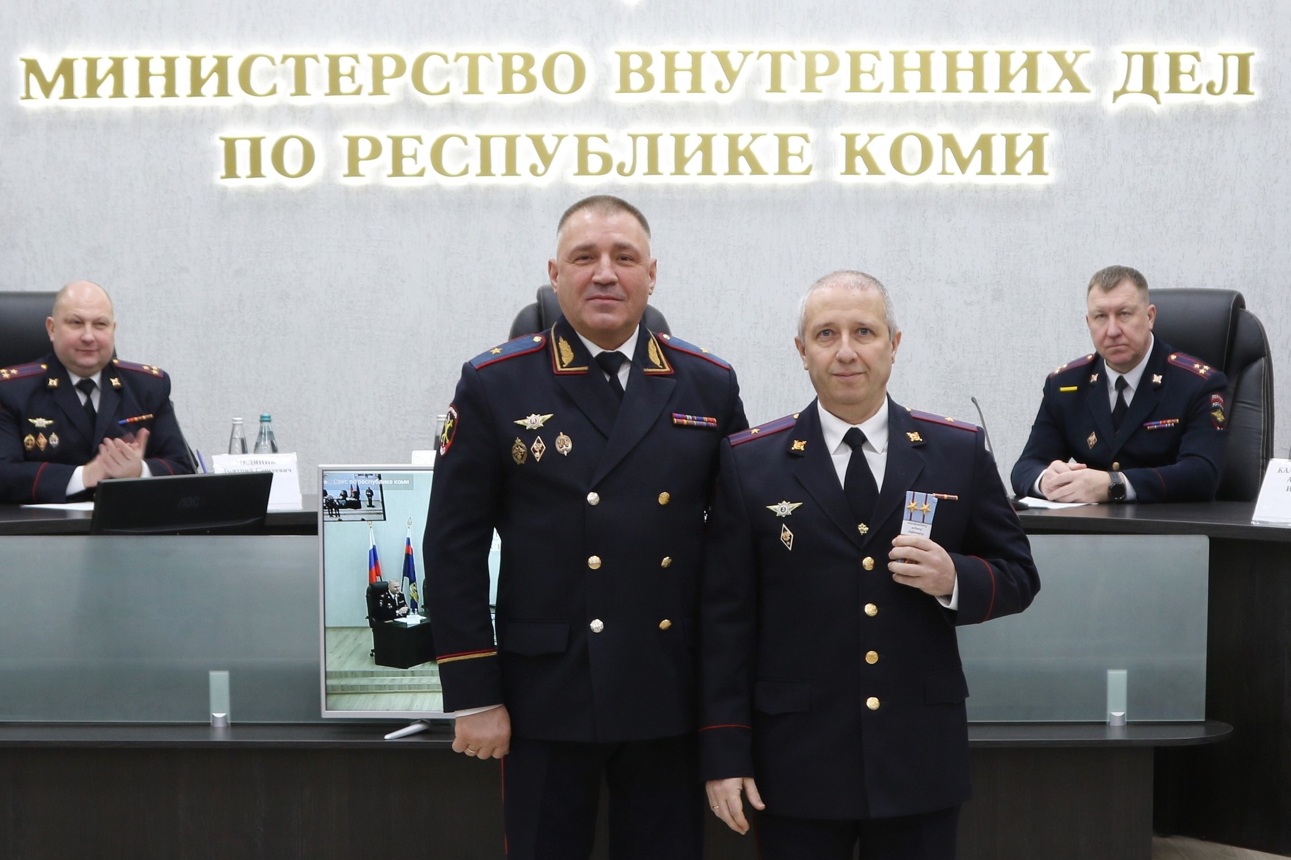 Министр внутренних дел по Республике Коми Андрей Сицский вручил новые погоны личному составу Министр внутренних дел по Республике Коми Андрей Сицский вручил новые погоны личному составу