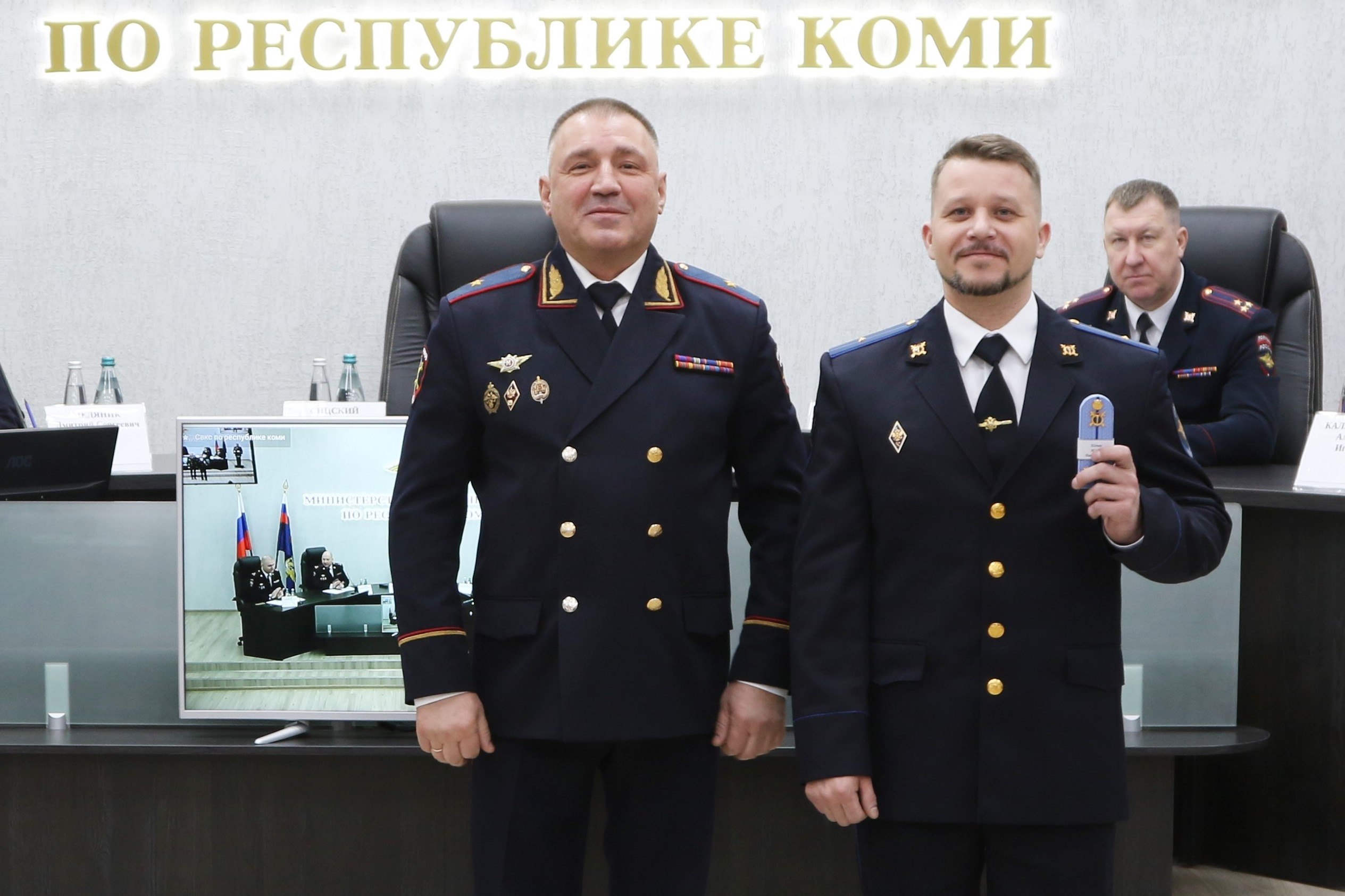 Министр внутренних дел по Республике Коми Андрей Сицский вручил новые погоны личному составу Министр внутренних дел по Республике Коми Андрей Сицский вручил новые погоны личному составу
