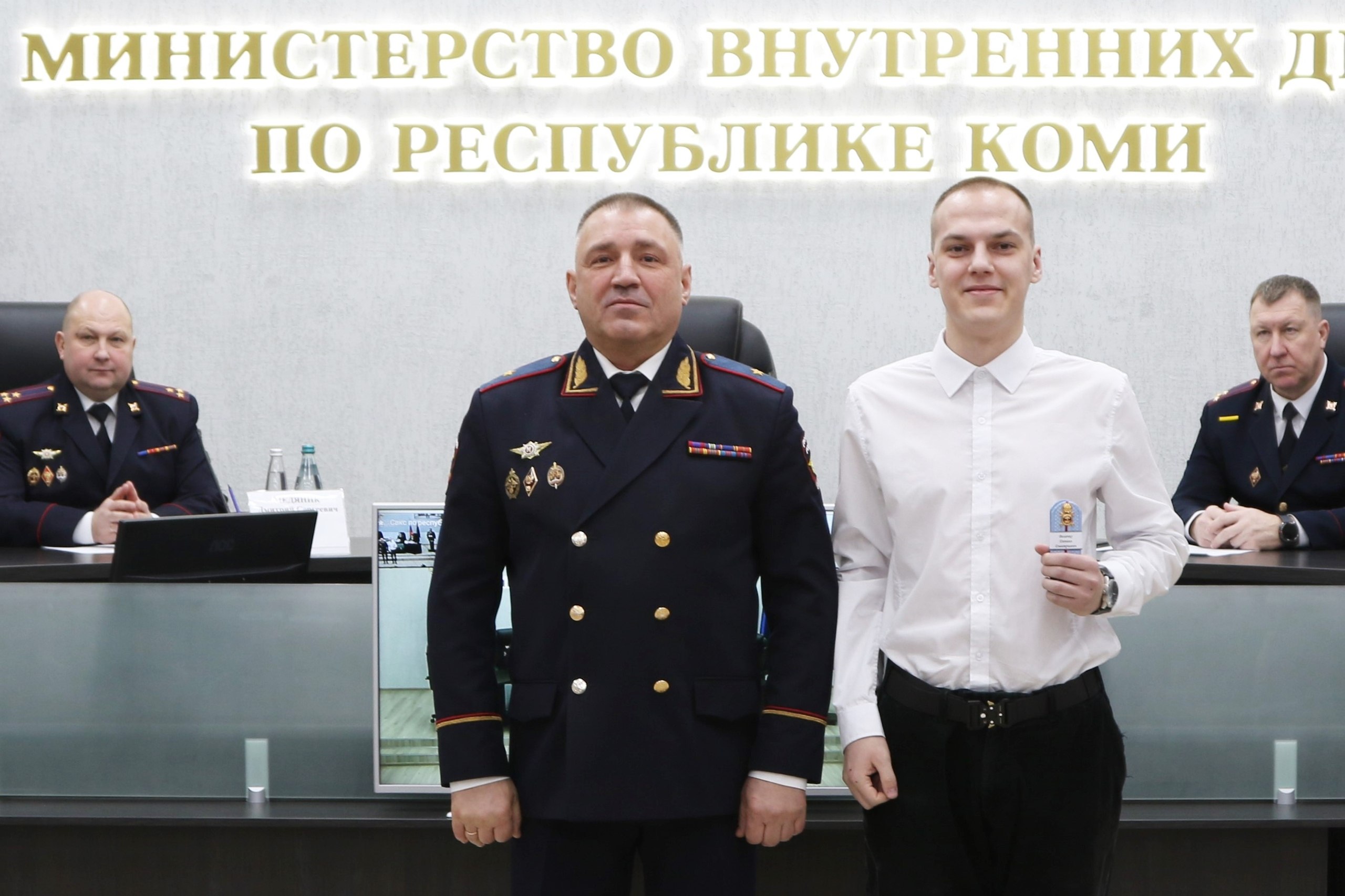 Министр внутренних дел по Республике Коми Андрей Сицский вручил новые погоны личному составу Министр внутренних дел по Республике Коми Андрей Сицский вручил новые погоны личному составу