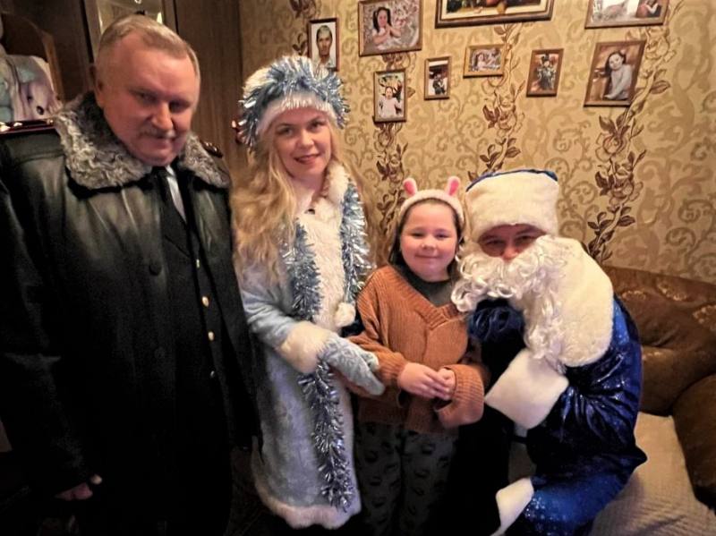 Полицейский Дед Мороз исполнил новогоднюю мечту сыктывкарской школьницы