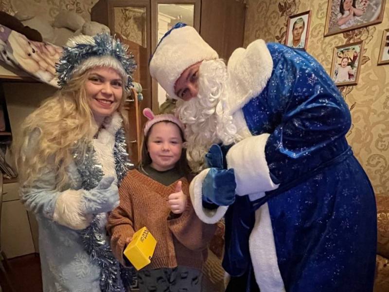 Полицейский Дед Мороз исполнил новогоднюю мечту сыктывкарской школьницы Полицейский Дед Мороз исполнил новогоднюю мечту сыктывкарской школьницы