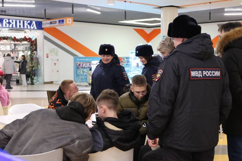 Профилактические рейды полицейских в торговых центрах Сыктывкара проходят с участием представителей общественности Профилактические рейды полицейских в торговых центрах Сыктывкара проходят с участием представителей общественности