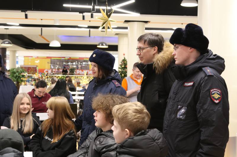 Профилактические рейды полицейских в торговых центрах Сыктывкара проходят с участием представителей общественности Профилактические рейды полицейских в торговых центрах Сыктывкара проходят с участием представителей общественности