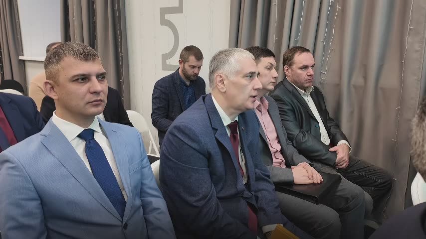 Максим Мартышин: Традиционно делюсь видео с сегодняшней общегородской планёрки При просмотре можно побывать на виртуальной экскурсии в новом пространстве Молодёжного центра Сыктывкара