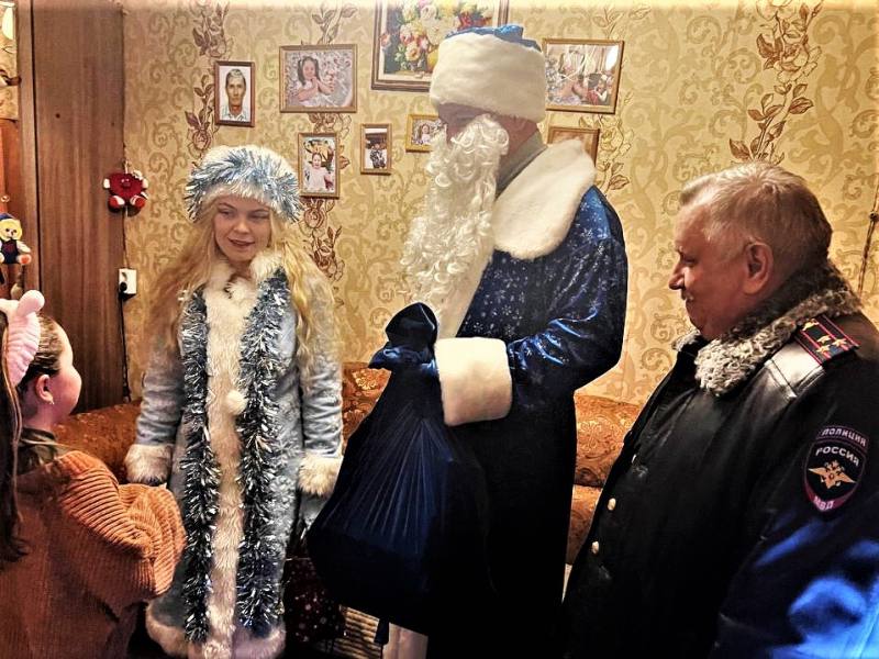 Полицейский Дед Мороз исполнил новогоднюю мечту сыктывкарской школьницы Полицейский Дед Мороз исполнил новогоднюю мечту сыктывкарской школьницы