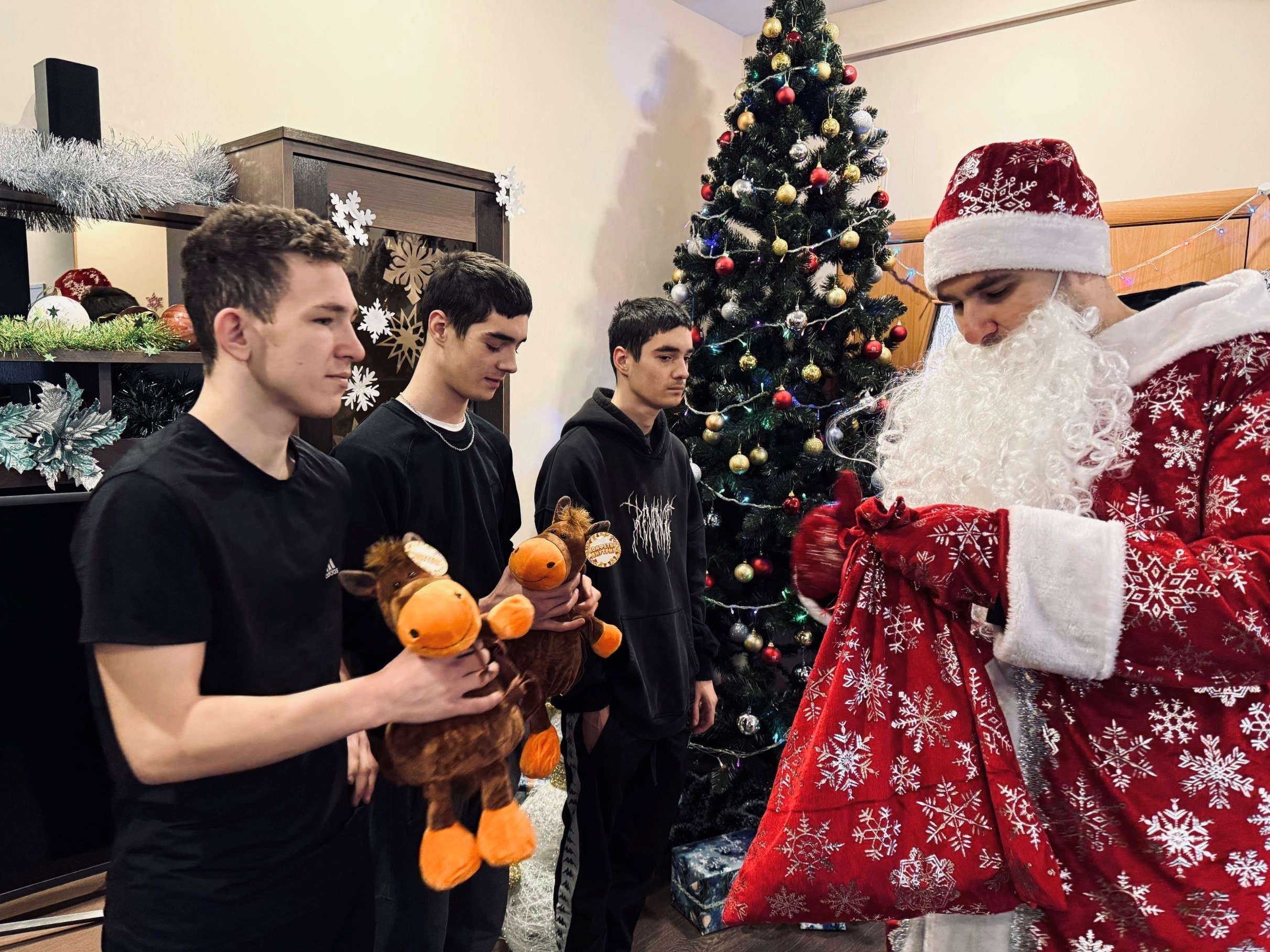 В Республике Коми продолжается акция «Полицейский Дед Мороз» В Республике Коми продолжается акция «Полицейский Дед Мороз»