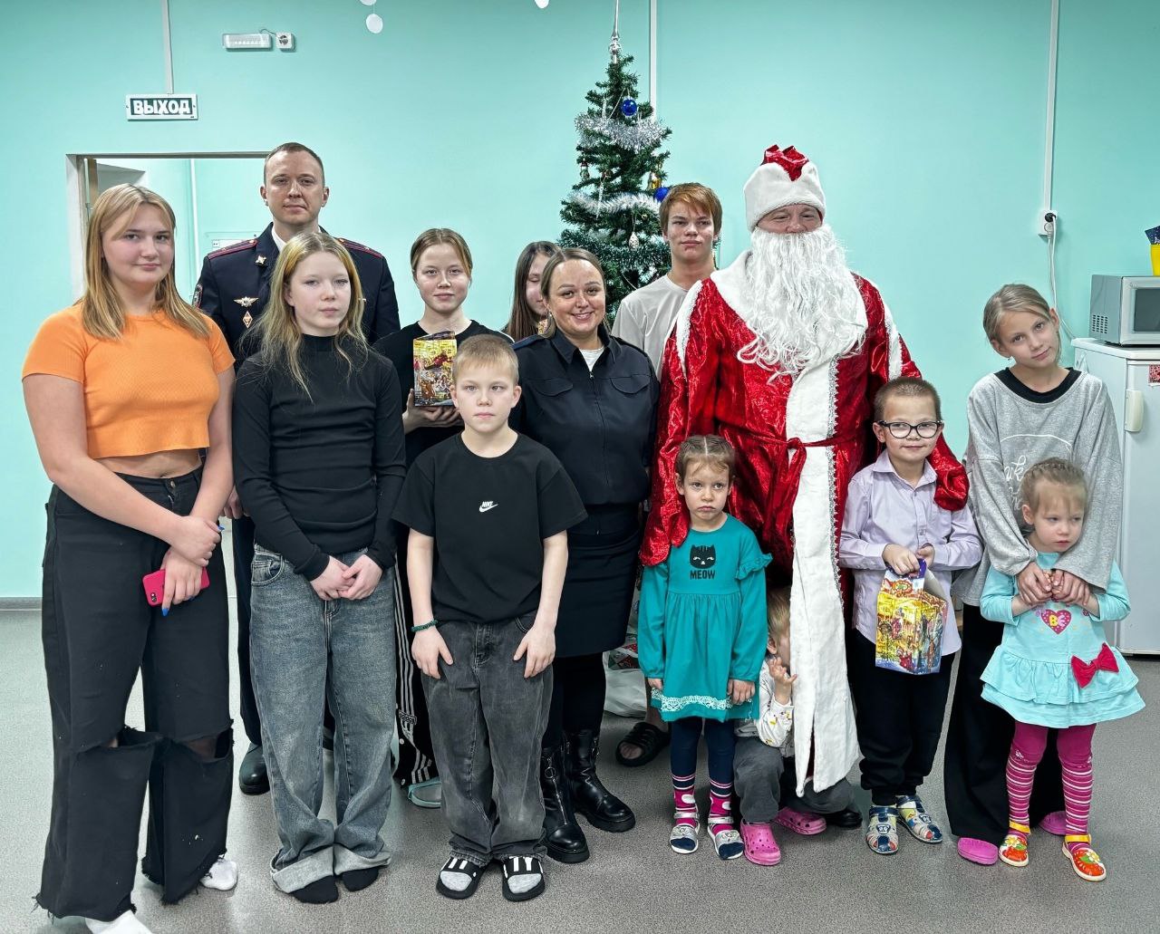 В рамках акции «Полицейский Дед Мороз» стражи порядка поздравили воспитанников сыктывкарского реабилитационного центра В рамках акции «Полицейский Дед Мороз» стражи порядка поздравили воспитанников сыктывкарского реабилитационного центра