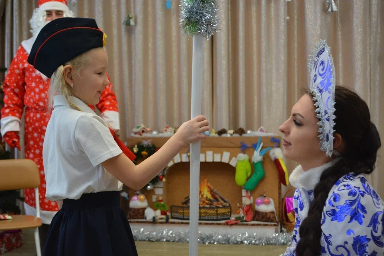 В Сыктывкаре Полицейский Дед Мороз поздравил с Новым годом юных кадет В Сыктывкаре Полицейский Дед Мороз поздравил с Новым годом юных кадет