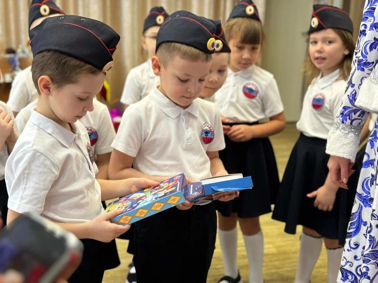 В Сыктывкаре Полицейский Дед Мороз поздравил с Новым годом юных кадет В Сыктывкаре Полицейский Дед Мороз поздравил с Новым годом юных кадет