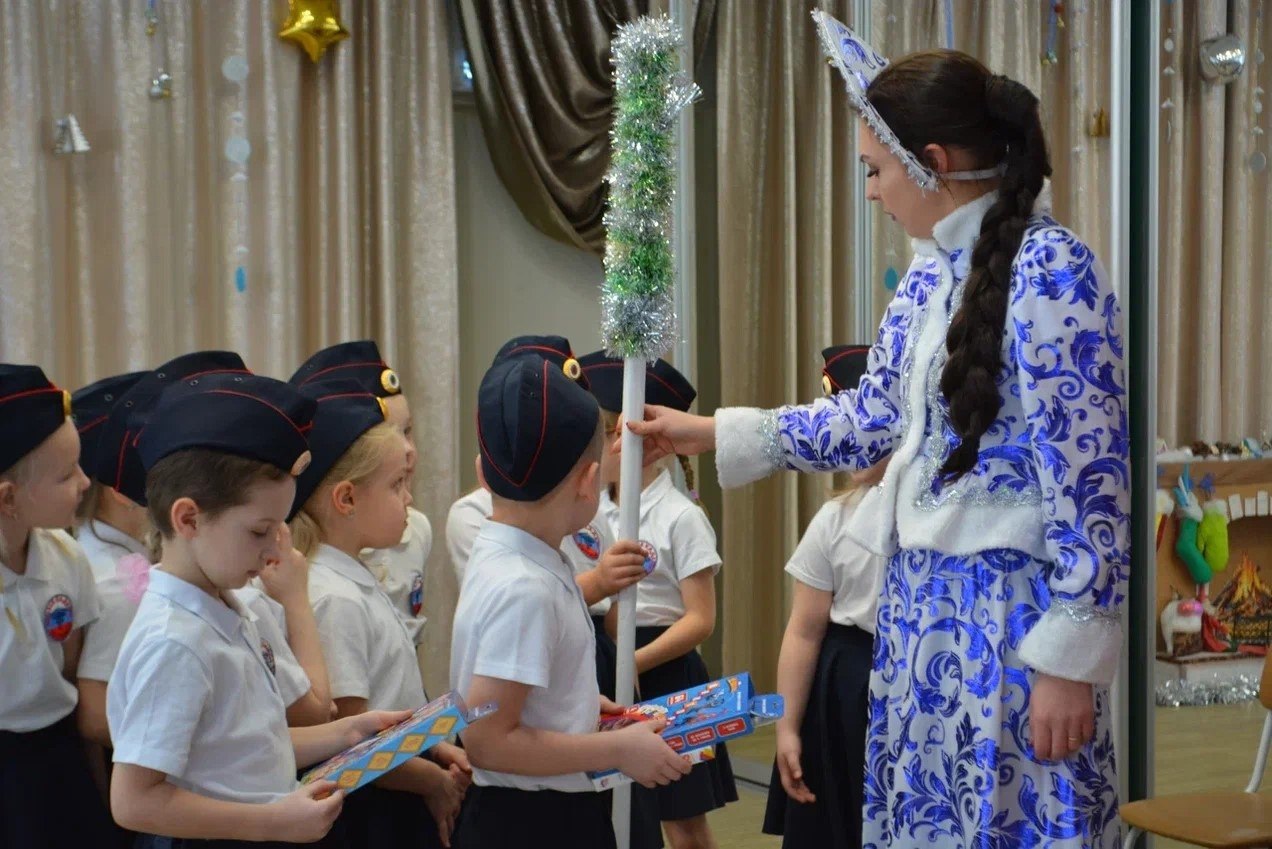 В Сыктывкаре Полицейский Дед Мороз поздравил с Новым годом юных кадет В Сыктывкаре Полицейский Дед Мороз поздравил с Новым годом юных кадет