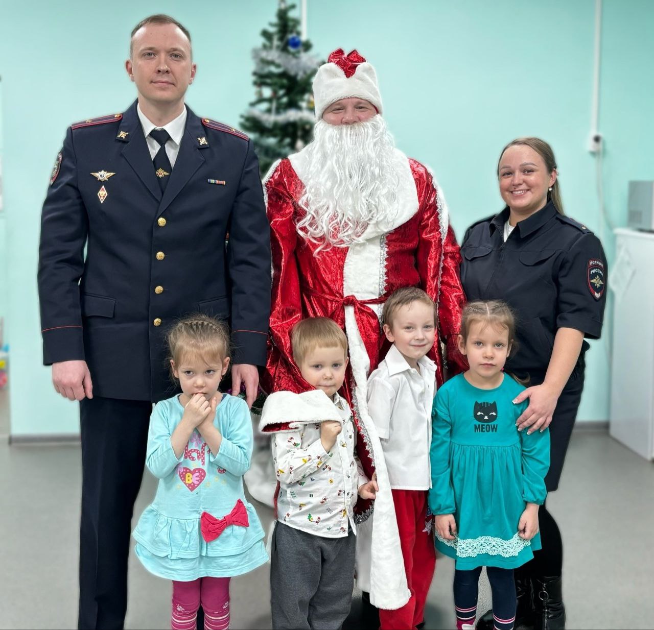 В рамках акции «Полицейский Дед Мороз» стражи порядка поздравили воспитанников сыктывкарского реабилитационного центра В рамках акции «Полицейский Дед Мороз» стражи порядка поздравили воспитанников сыктывкарского реабилитационного центра