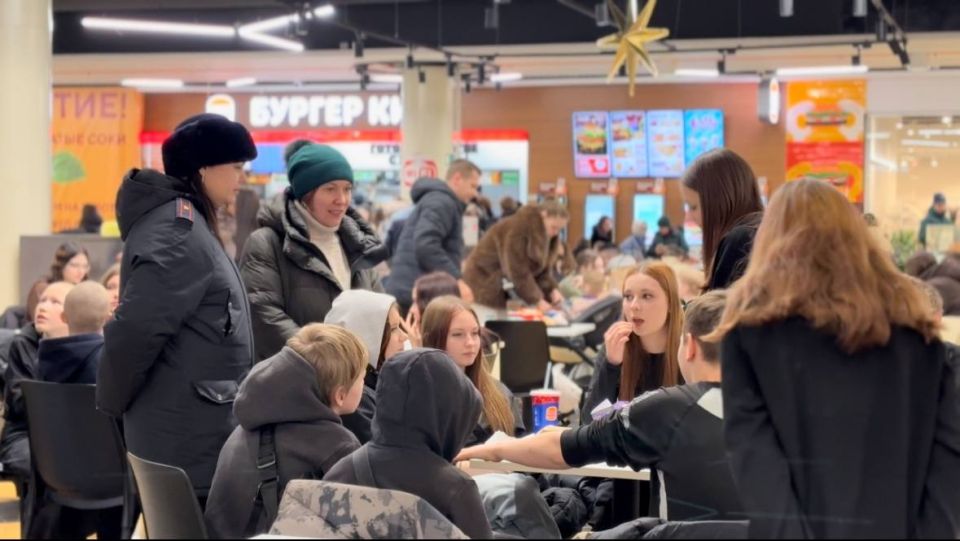 Безопасные новогодние каникулы: в Сыктывкаре полиция и Общественники провели профилактические рейды в ТЦ